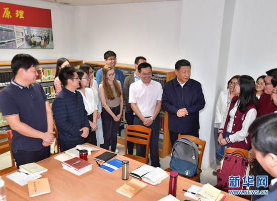 2018年5月2日，習(xí)近平來到北京大學(xué)考察。來源：新華社