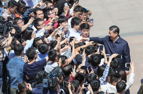 2018年5月2日，習(xí)近平來到北京大學(xué)考察。來源：新華社